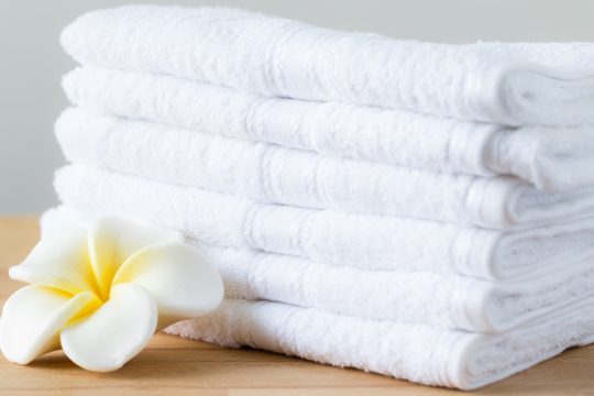 como lavar toallas blancas de hotel